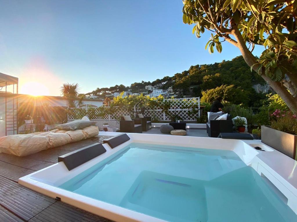una piscina en un patio con sofá en CASA MASGABA, en Capri