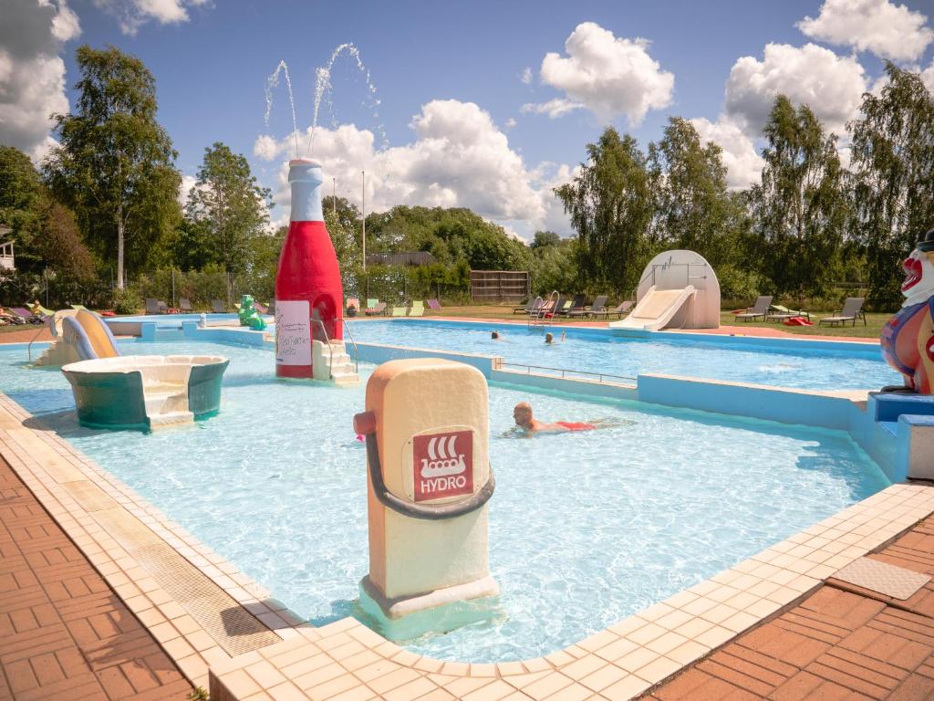 una piscina con una botella en el agua en Björkbackens Stugby i Vimmerby, en Vimmerby