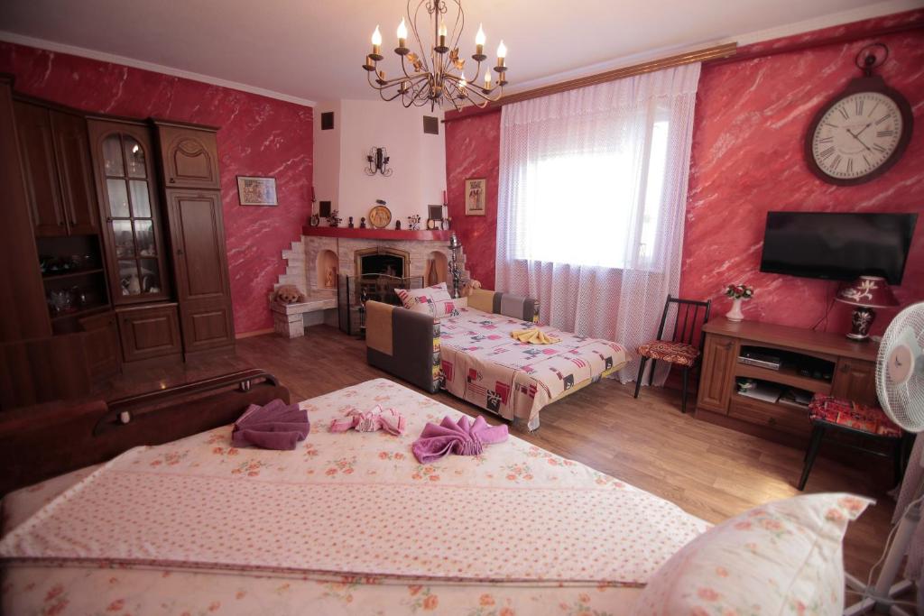 Postel nebo postele na pokoji v ubytování Guest House Kamenny Dom