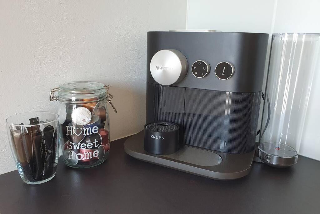 Příslušenství pro přípravu čaje a kávy v ubytování Wohnstation DIAMOND SUITE