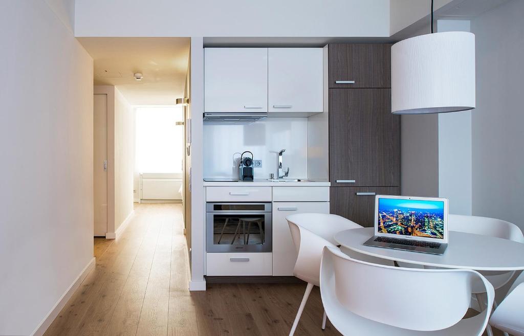 A cozinha ou cozinha compacta de Brera Serviced Apartments Frankfurt Oper