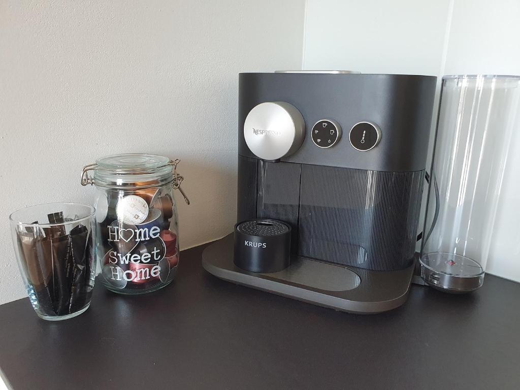 Příslušenství pro přípravu čaje a kávy v ubytování Wohnstation DIAMOND SUITE