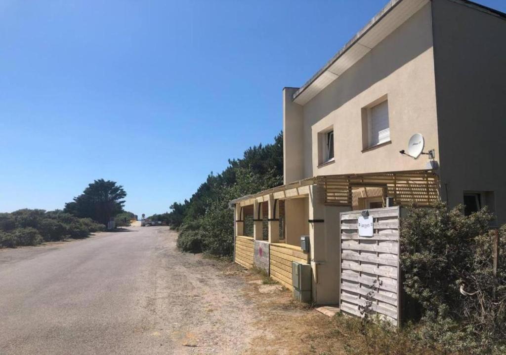 um edifício ao lado de uma estrada de terra batida em Les Oyats em Camiers