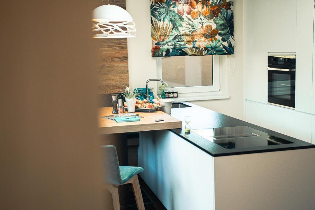 uma cozinha com um lavatório e uma bancada em 423 - Penthouse apartment centrum Mayrhofen near ski area em Mayrhofen