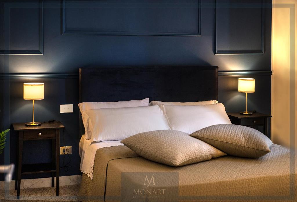 A bed or beds in a room at MONART HOSPITALITY Cavour