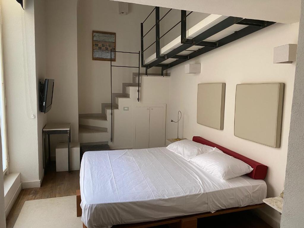 Łóżko lub łóżka w pokoju w obiekcie Micalò Art Rooms