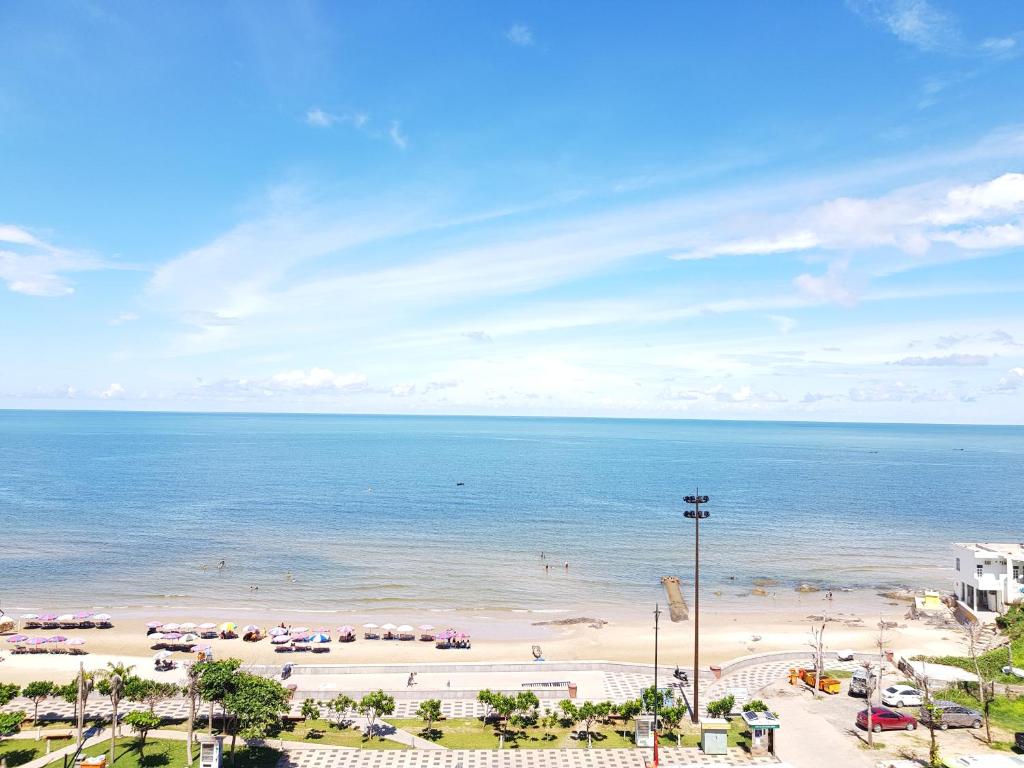 une vue d'une plage avec des gens dans l'eau dans l'établissement Truong An Hotel, à Vung Tau