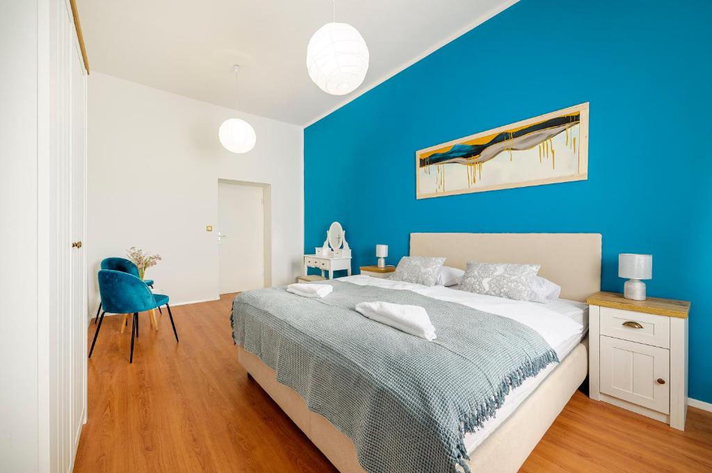 - une chambre bleue avec un lit et un mur bleu dans l'établissement Globo - self check-in hostel, à Šibenik