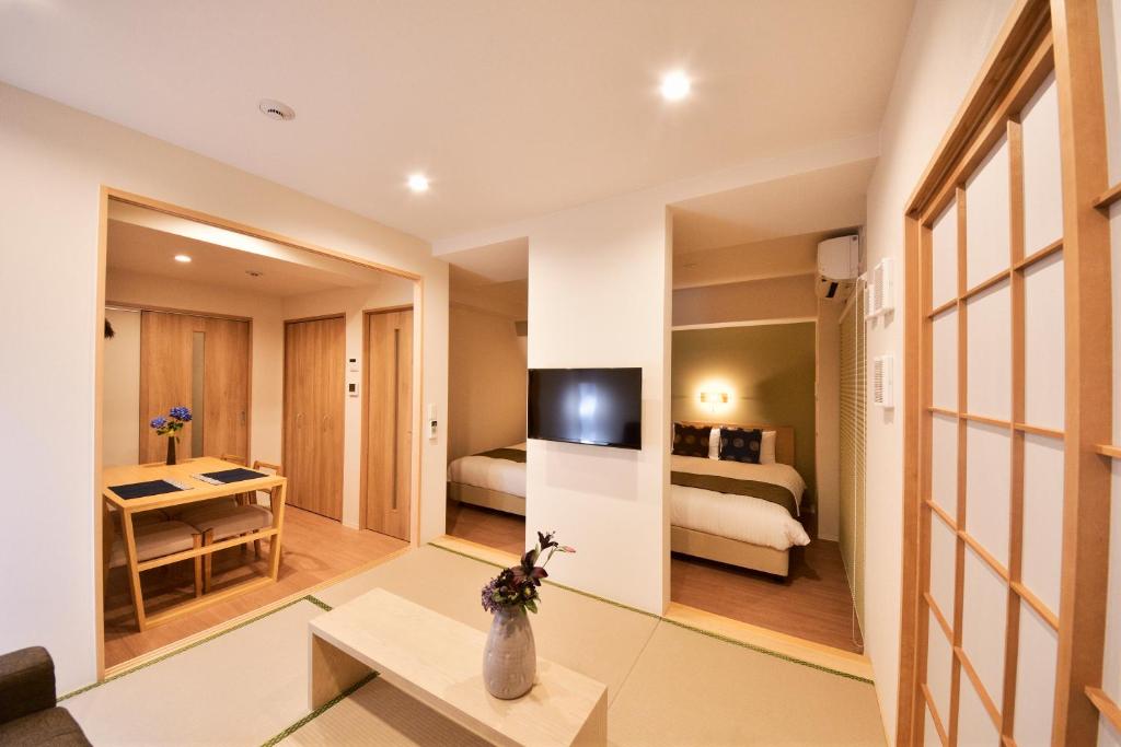 een hotelkamer met een bed en een televisie bij Hotel MONDONCE Kyoto Gojo in Kyoto
