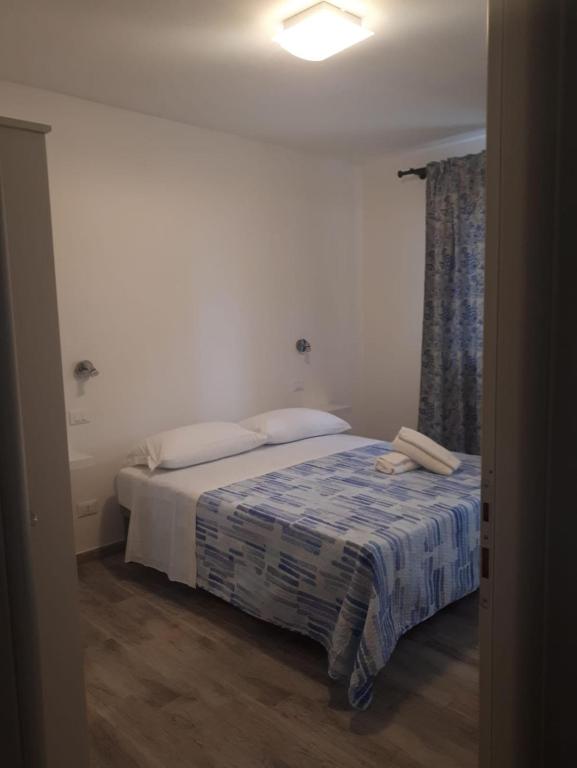 A bed or beds in a room at Cuor di leone guest house