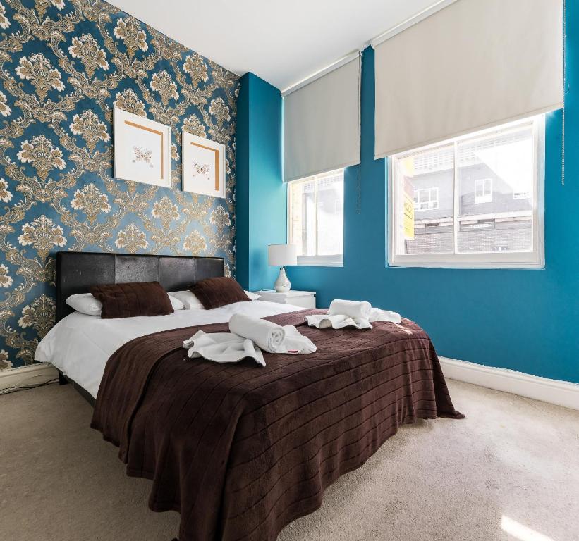 ein Schlafzimmer mit einem großen Bett mit Handtüchern darauf in der Unterkunft City Rooms in London