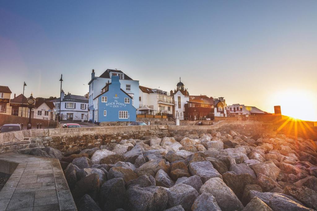 um grupo de casas na costa de uma praia rochosa em Rock Point Inn em Lyme Regis