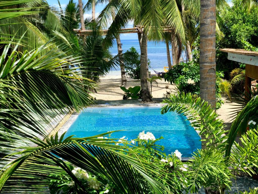 Bazén v ubytování Apo Diver Beach Resort nebo v jeho okolí