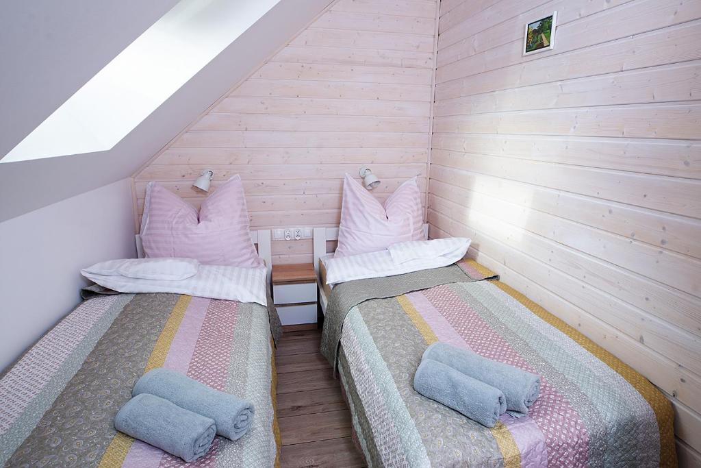 Posteľ alebo postele v izbe v ubytovaní DOMKI RELAX