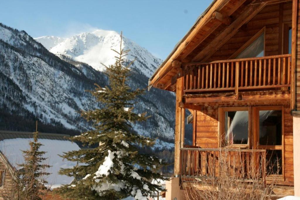 Chalet L'Eitièro hameau des Chazals Nevache Hautes Alpes trong mùa đông