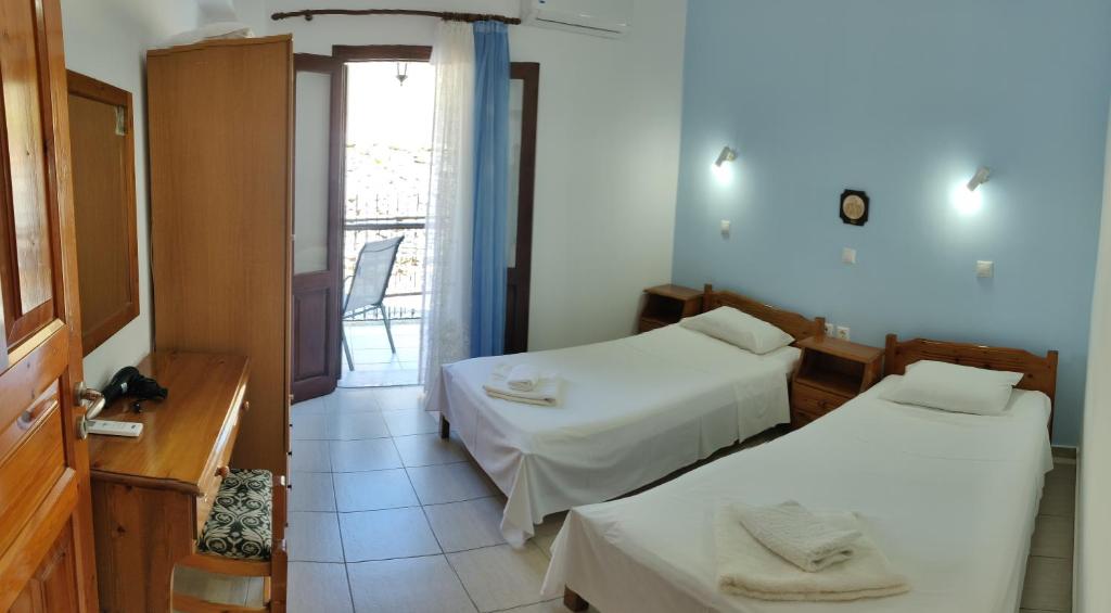 Cama ou camas em um quarto em Nikos and Eva Studios