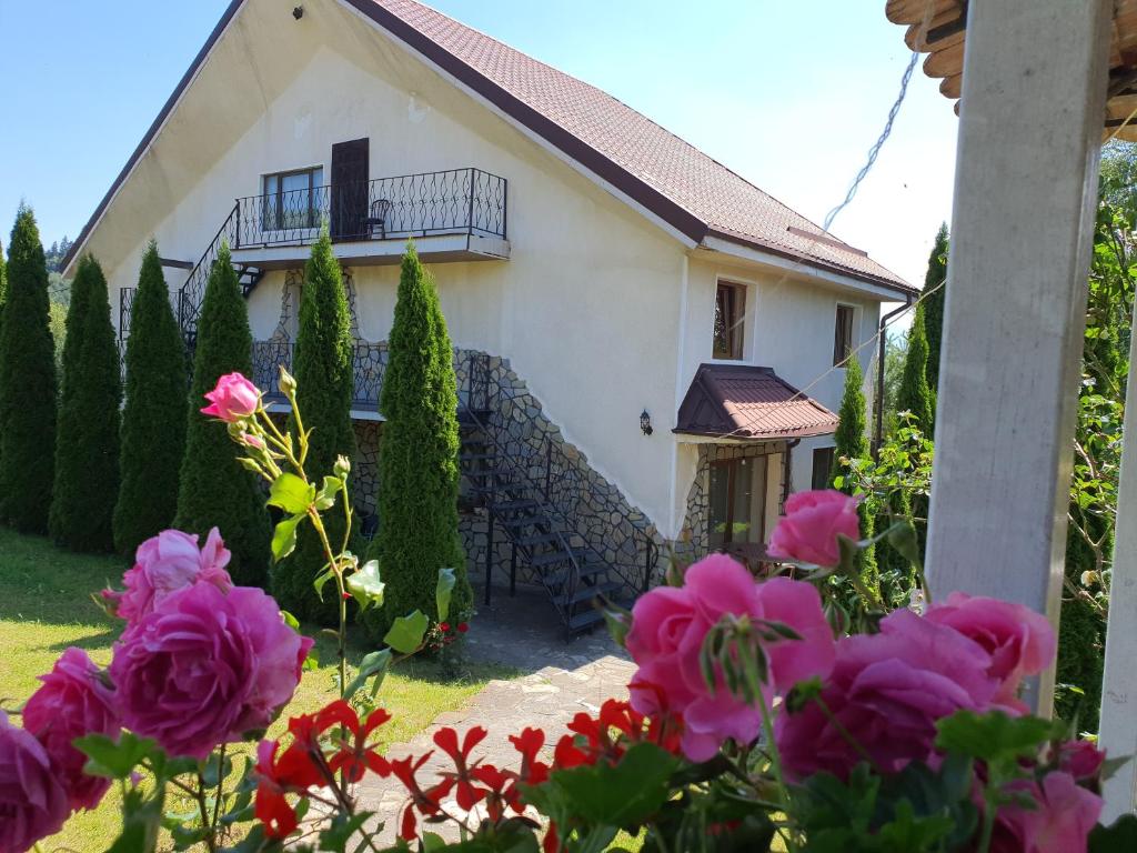 a house with flowers in front of it at Casa Carpati in Zărneşti