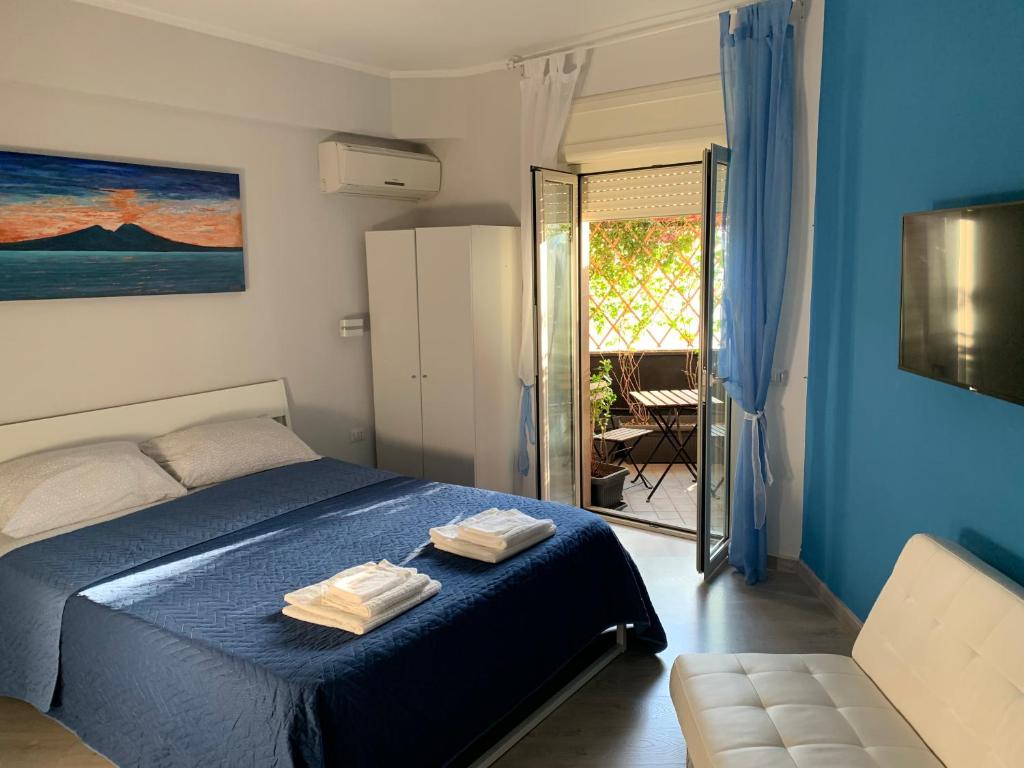 1 dormitorio con 1 cama con 2 toallas en EasyHomeinNaples, en Nápoles