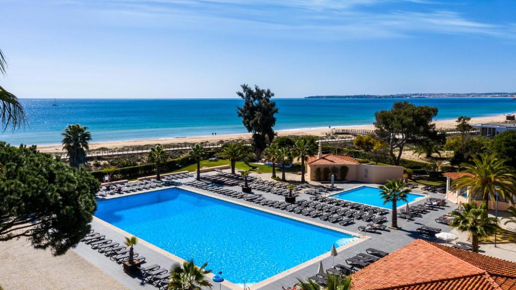 uma vista aérea da piscina e da praia em Pestana D. João II Beach & Golf Resort em Alvor