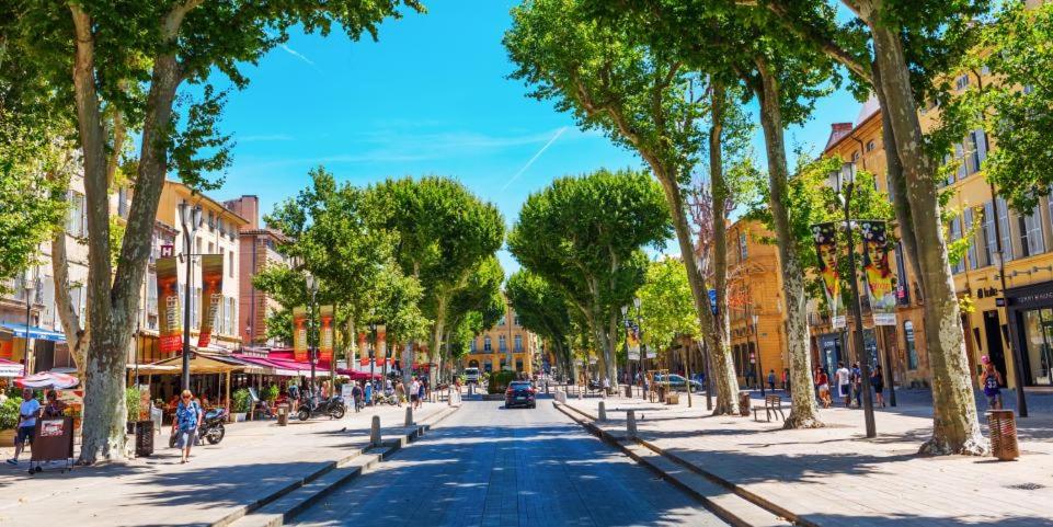 eine Straße in einer Stadt mit Bäumen und Gebäuden in der Unterkunft COURONNE STUDIO in Aix-en-Provence