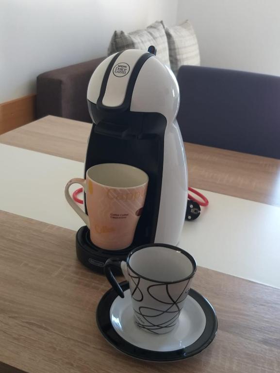 Příslušenství pro přípravu čaje a kávy v ubytování Apartmani Ana
