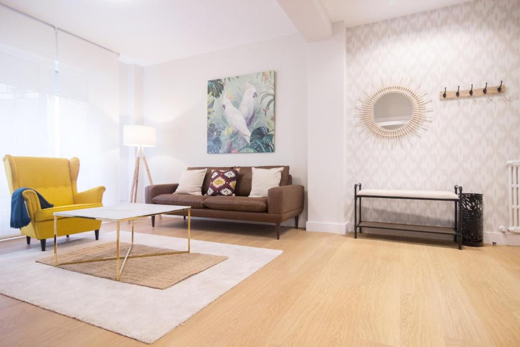 - un salon avec un canapé et une table dans l'établissement Etxaniz apartment by People Rentals, à Bilbao