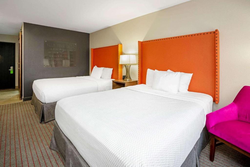 Postel nebo postele na pokoji v ubytování La Quinta by Wyndham Seattle Federal Way