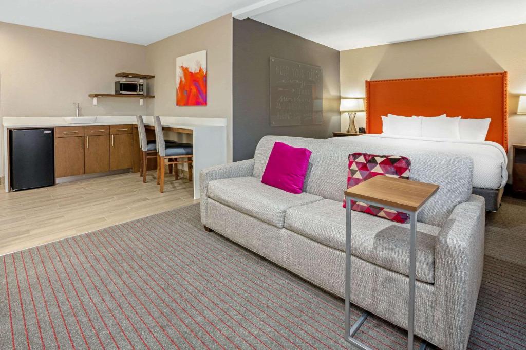 Kuchyň nebo kuchyňský kout v ubytování La Quinta by Wyndham Seattle Federal Way