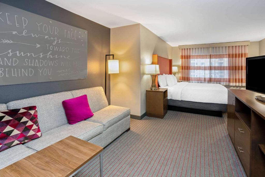 Postel nebo postele na pokoji v ubytování La Quinta by Wyndham Seattle Federal Way