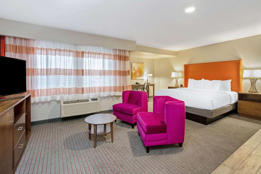 Postel nebo postele na pokoji v ubytování La Quinta by Wyndham Seattle Federal Way