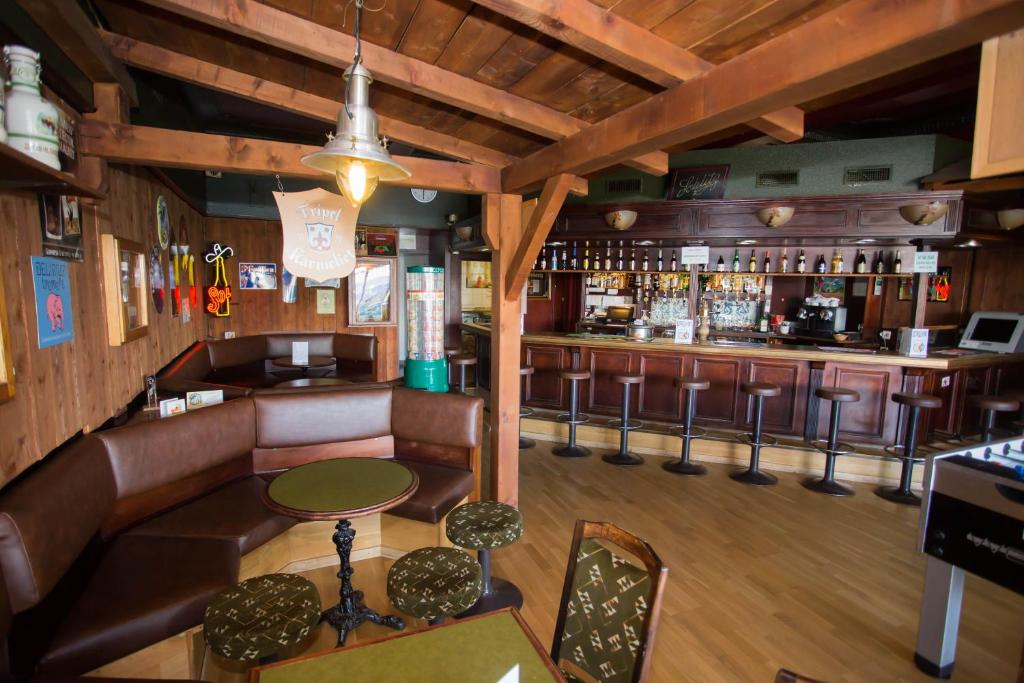 Lounge nebo bar v ubytování Hôtel du Port