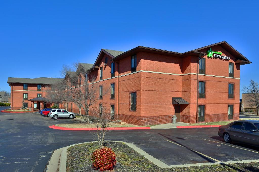 un gran edificio de ladrillo rojo con aparcamiento en Extended Stay America Suites - Oklahoma City - Northwest, en Oklahoma City