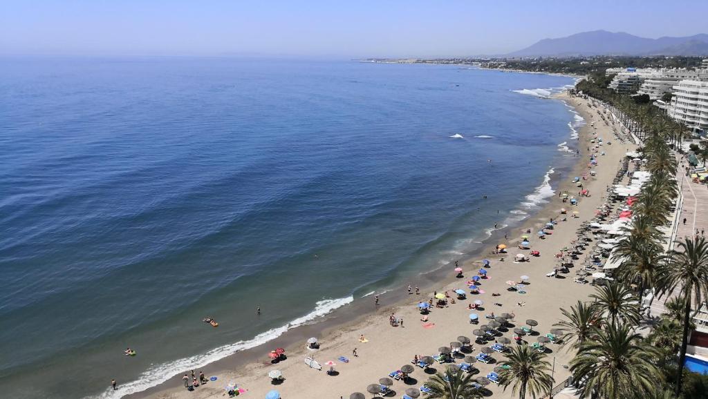 una vista aérea de una playa con personas y sombrillas en Skol 134C by Completely Marbella, en Marbella