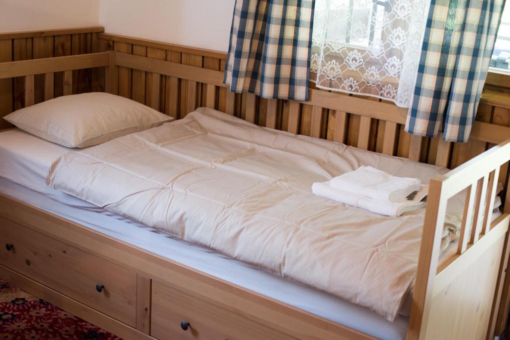 Postel nebo postele na pokoji v ubytování Chalupa Svojše - druhá zóna N P