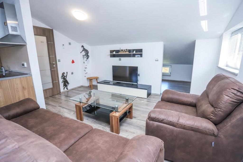 ein Wohnzimmer mit 2 Sofas und einem Couchtisch in der Unterkunft Apartment Santa Marina in Vabriga