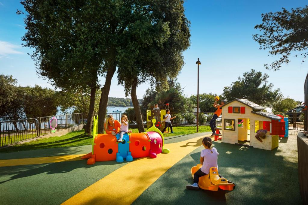 Plac zabaw dla dzieci w obiekcie Maistra Camping Veštar Mobile homes