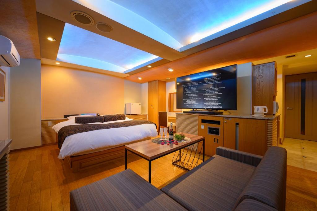 Water Hotel Mw (Love Hotel) في سايتاما: غرفة فندقية بسريرين وتلفزيون بشاشة مسطحة
