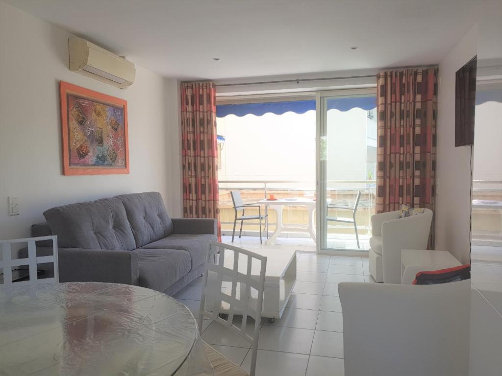 un salon avec un canapé et une table dans l'établissement LES ALGUES T2, à Cannes