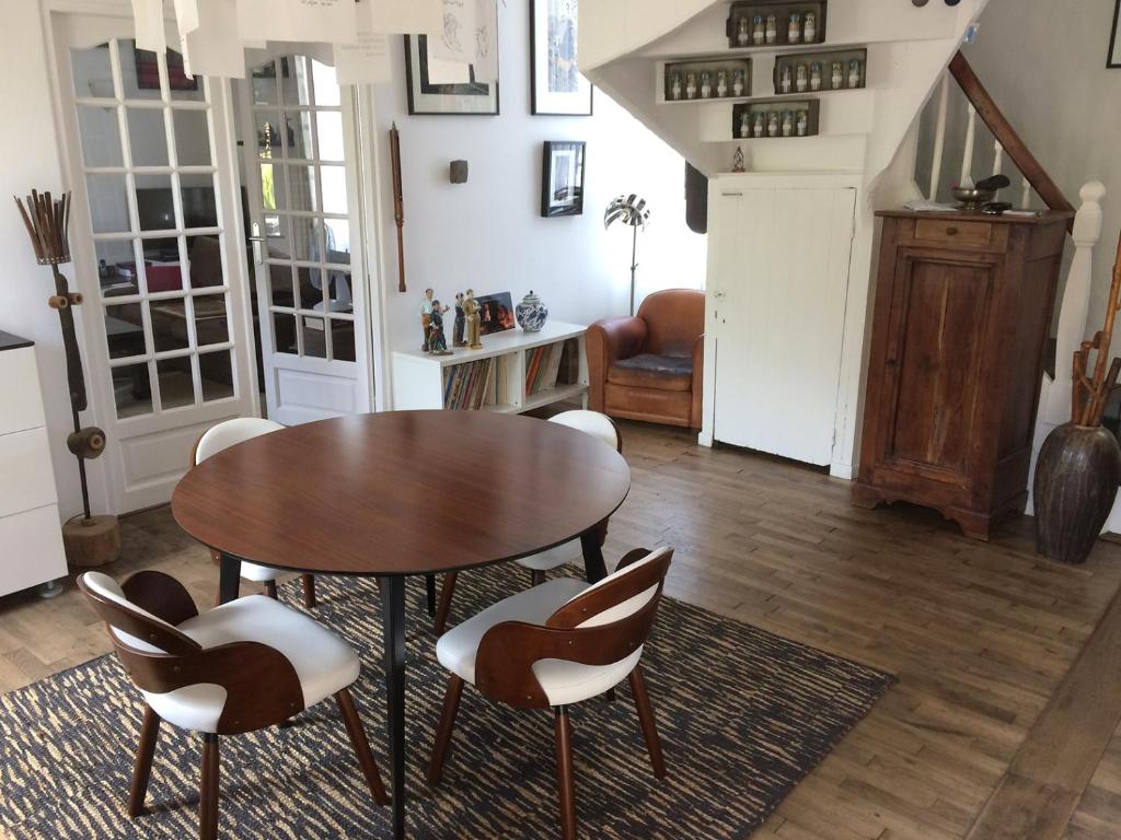 ein Esszimmer mit einem Tisch und Stühlen in der Unterkunft La Maison in Les Forges