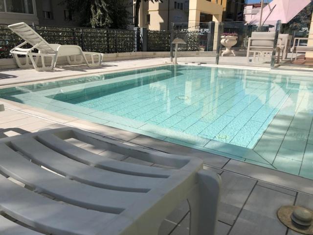 Bazén v ubytování Atmosphere Suite Hotel nebo v jeho okolí