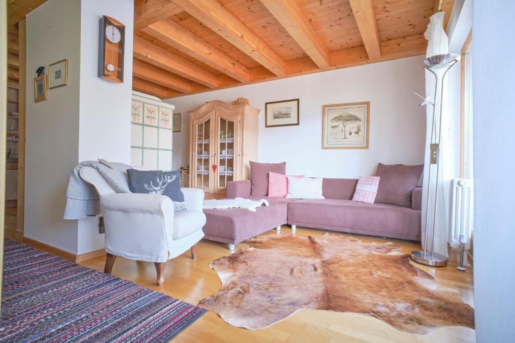 拉素迪索托的住宿－Supperior Appartement，客厅配有两张沙发和地毯。