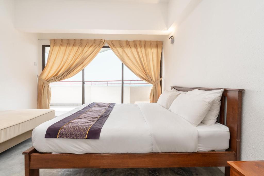Katil atau katil-katil dalam bilik di Pantai Seaview Resort Batu Ferringhi 1801 - 3 Rooms