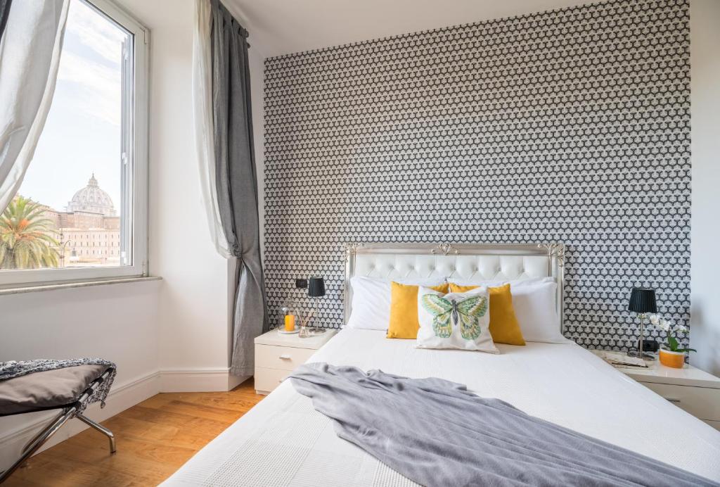 1 dormitorio con cama blanca y ventana en Suite 36 - NEW OPENING, en Roma