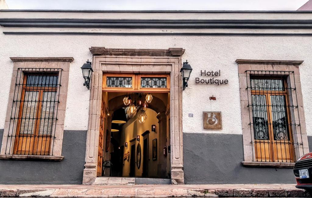 克雷塔羅的住宿－Casa Brunella - Hotel Boutique Querétaro，一座建筑的窗户,上面有令人振奋的精品店