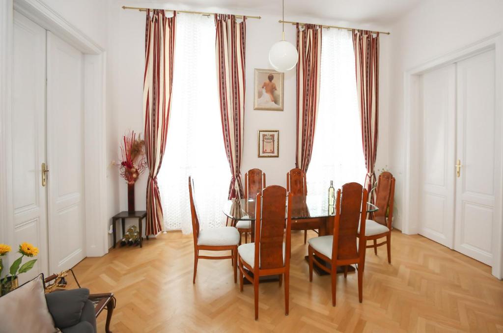 - une salle à manger avec une table et des chaises dans l'établissement Apartments Opera, à Vienne