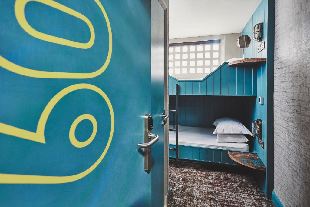 Postel nebo postele na pokoji v ubytování Garrison Cells