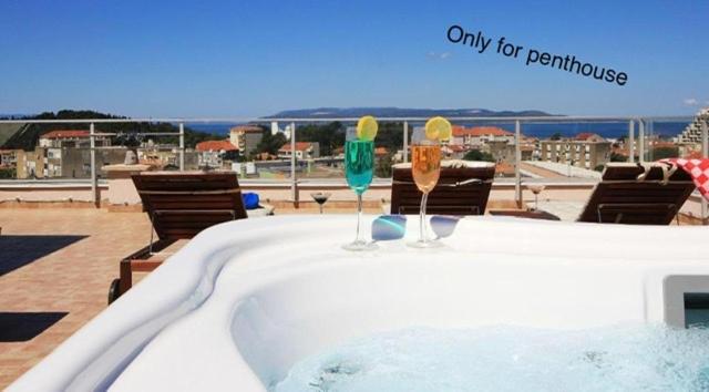 a tub with two drinks sitting on top of it at Apartments Obitelj Vuletić in Makarska