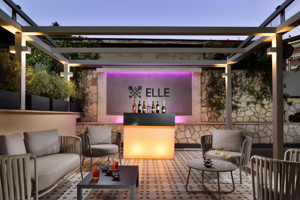 un patio con bar en Le Boutique Hotel, en Roma