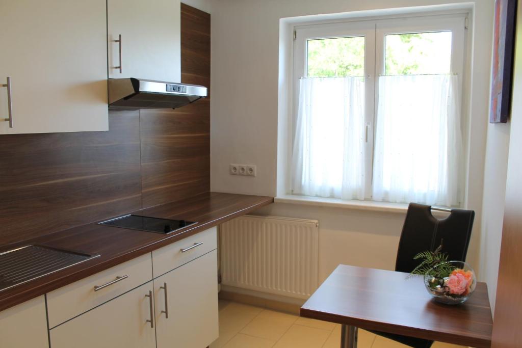 Kuchyň nebo kuchyňský kout v ubytování Pension Steinbichler - Apartments und Zimmer Check in 24-7