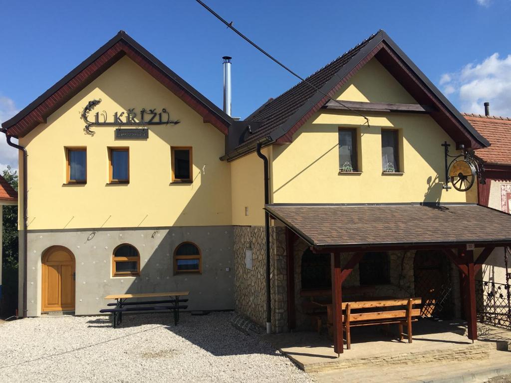 a building with a bench in front of it at Vinný sklep u Křížů in Milotice